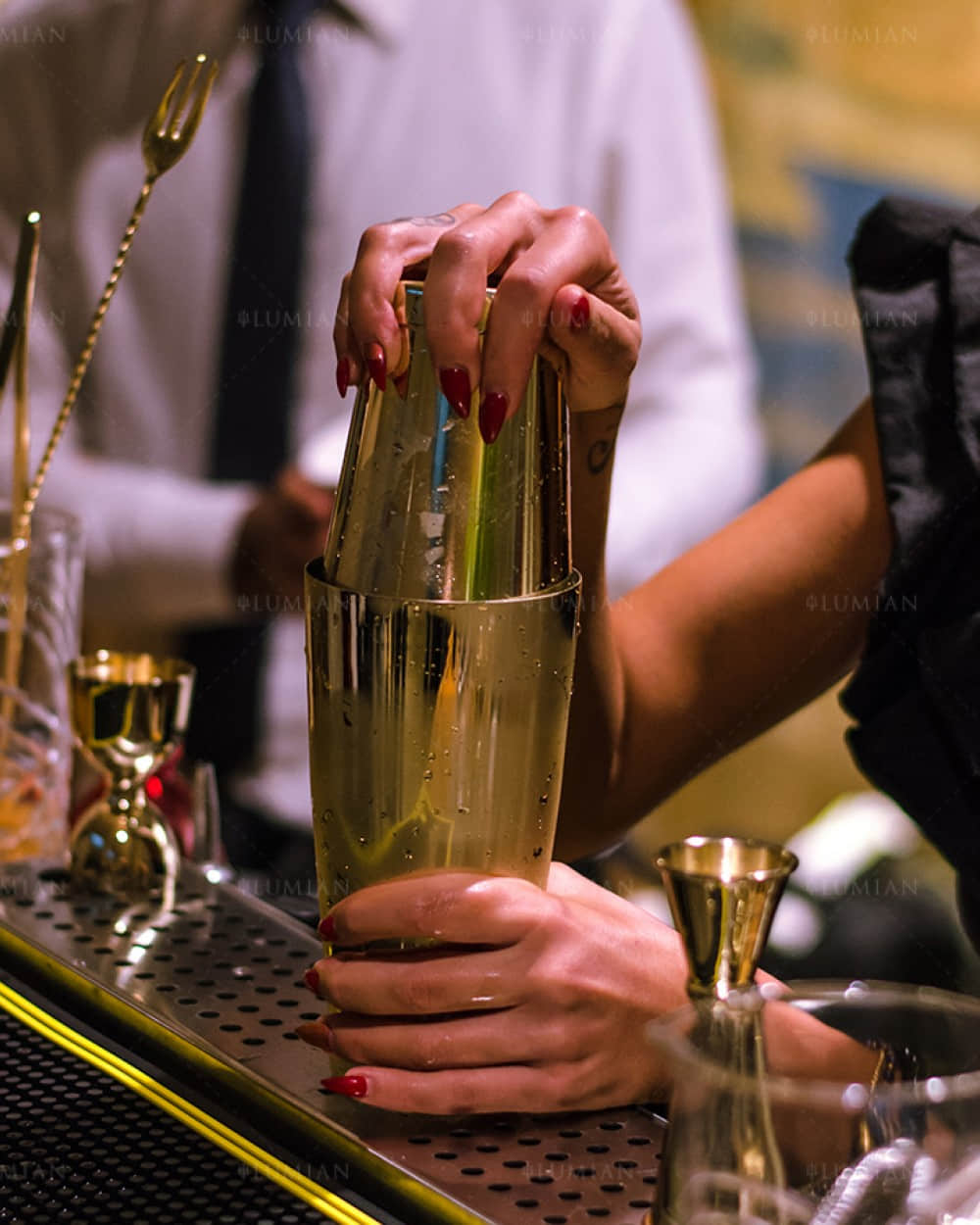Goldener Tin in Tin Cocktailshaker wird geschlossen