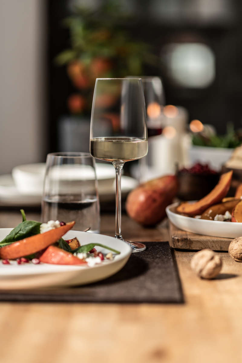 Gedeckter Tisch mit Weißweinglas Sensa von Schott Zwiesel