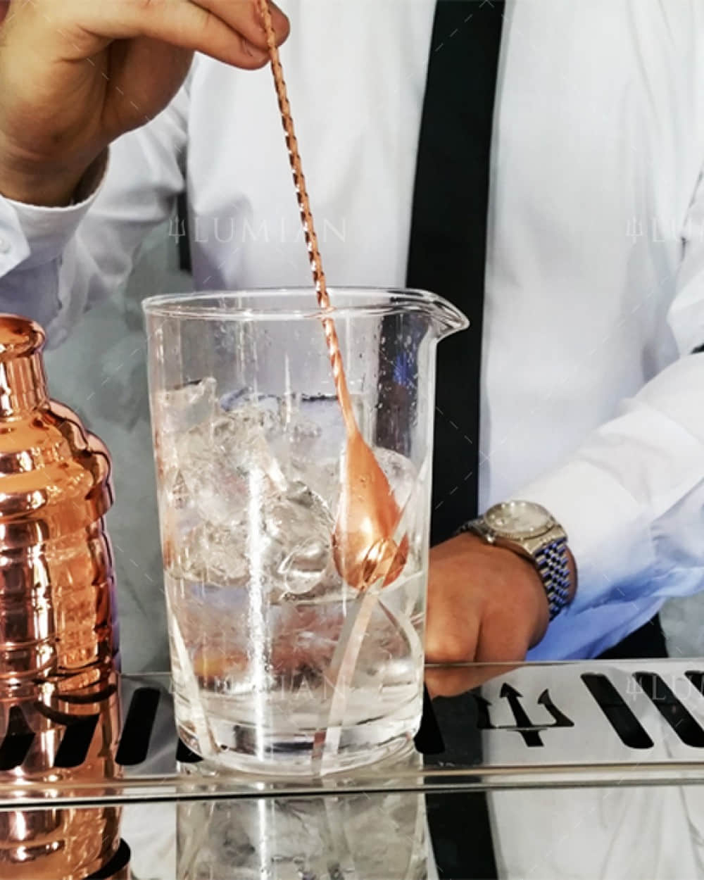 Cocktail Rührglas Kita beim Cocktail mixen