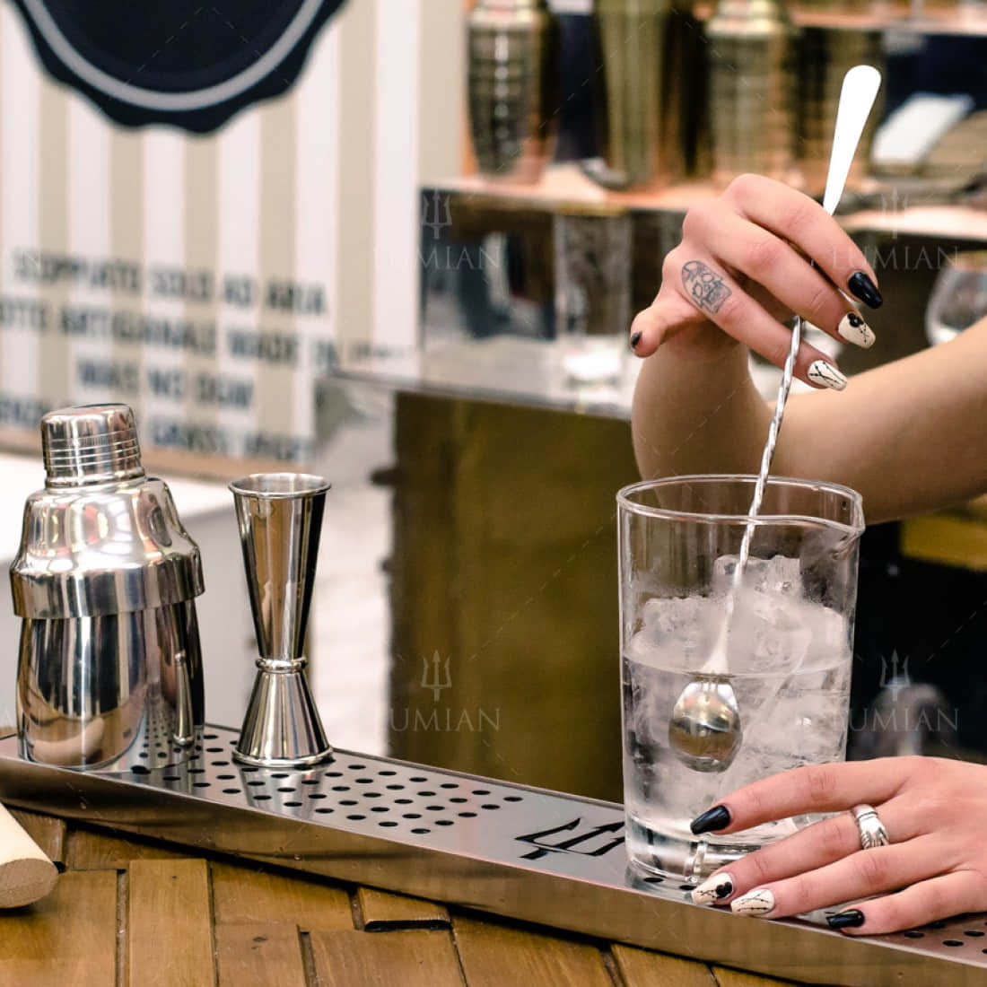 Cocktail in Rührglas mixen mit silbernem Barlöffel