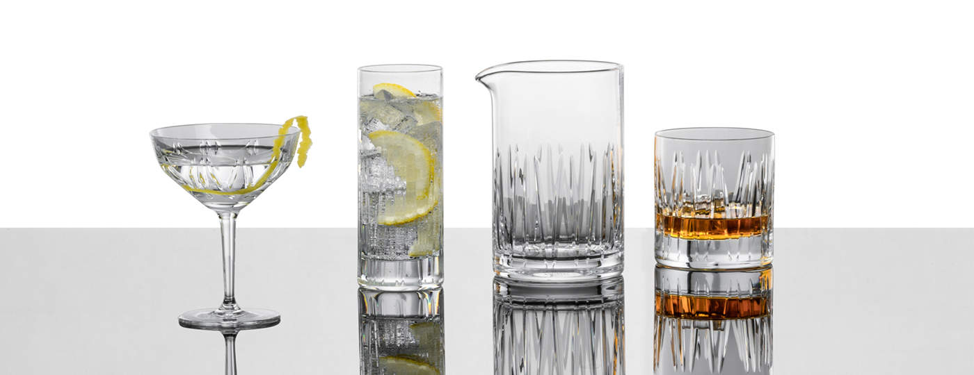 Vier mit Drinks gefüllte Basic Bar Motion Gläser von Schott Zwiesel mit Linienverzierung