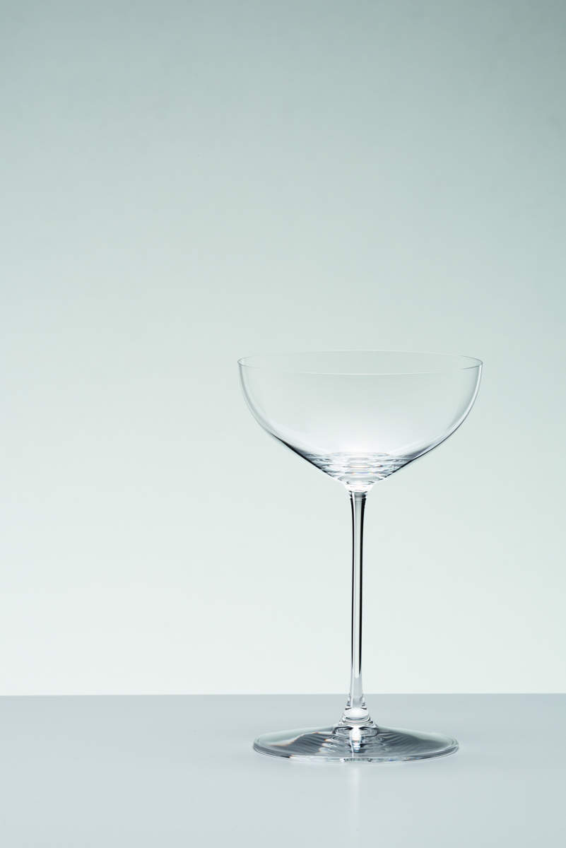 Leere Riedel Glas Veritas Coupe Cocktailschale vor grauem Hintergrund