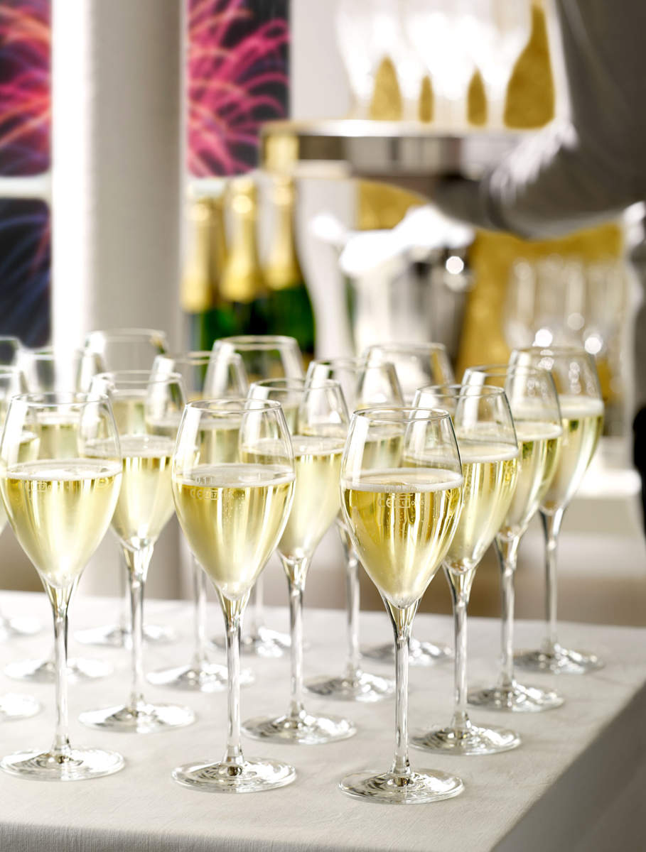 Geeichte Champagnergläser auf  Tisch in Restaurant