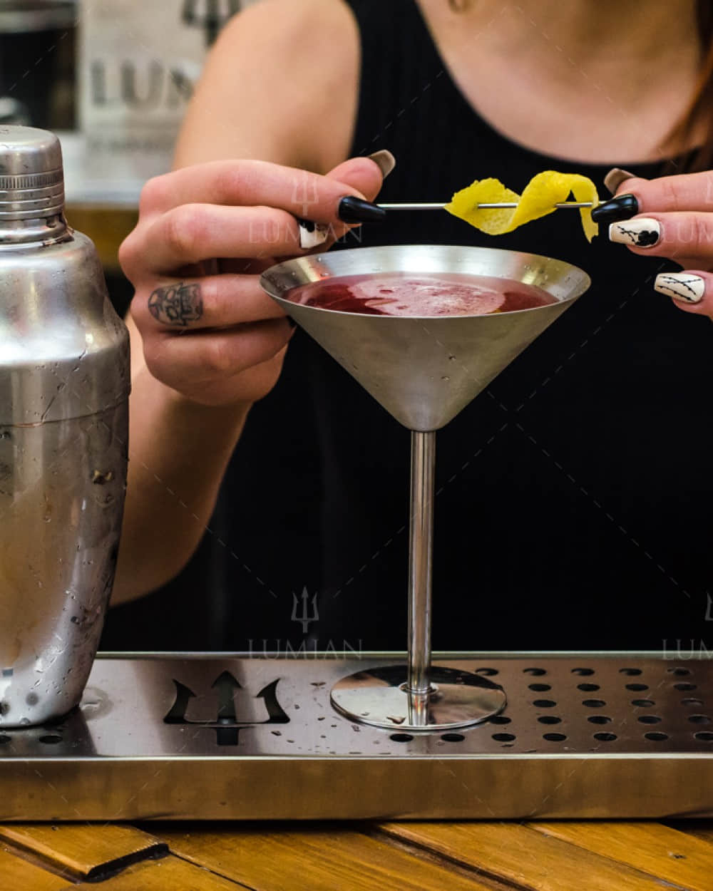 Silbernes Martiniglas mit Cocktail gefüllt