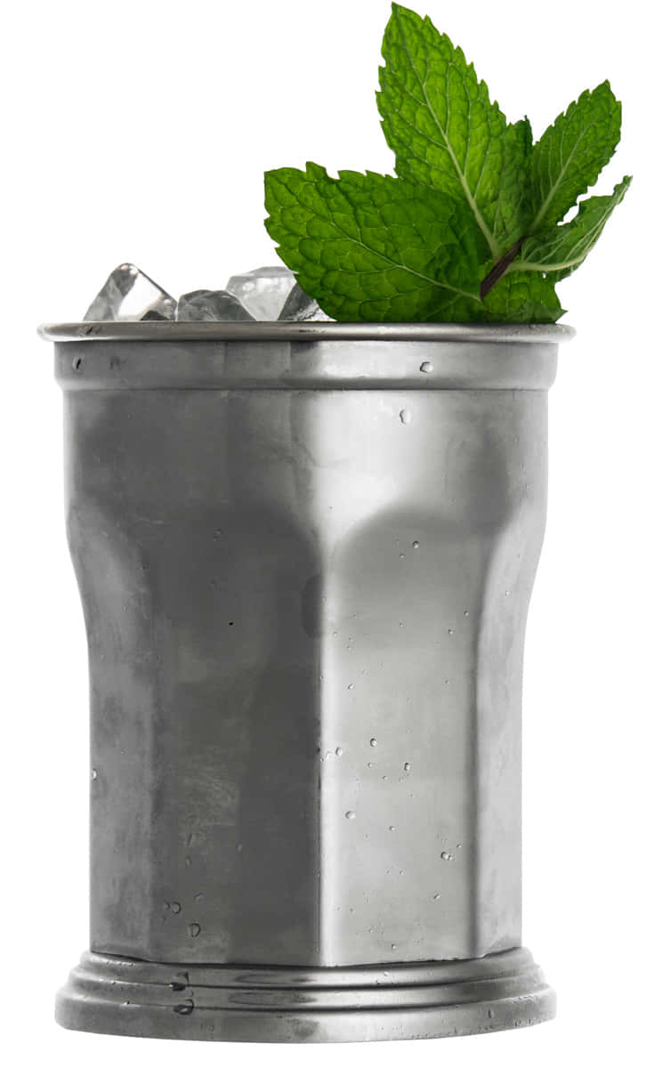 Achteckiger silberner Julep Becher mit Mint Julep Ccktail gefüllt