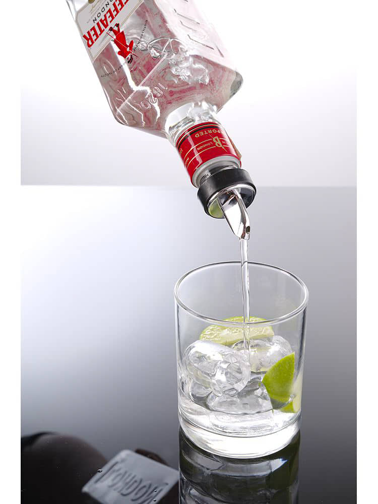 Gin wird mit Freeflow Ausgießer in ein Glas eingegossen