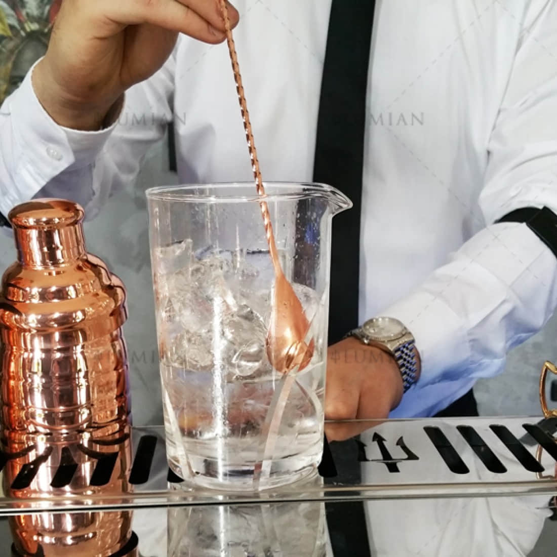 Cocktail in Rührglas mixen mit Barlöffel
