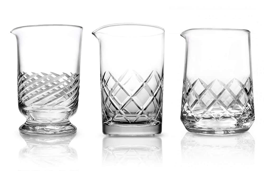Cocktail Rührgläser und Mixinggläser Rührgläser und Mixinggläser für Cocktails nebeneinander, mit drei Designs