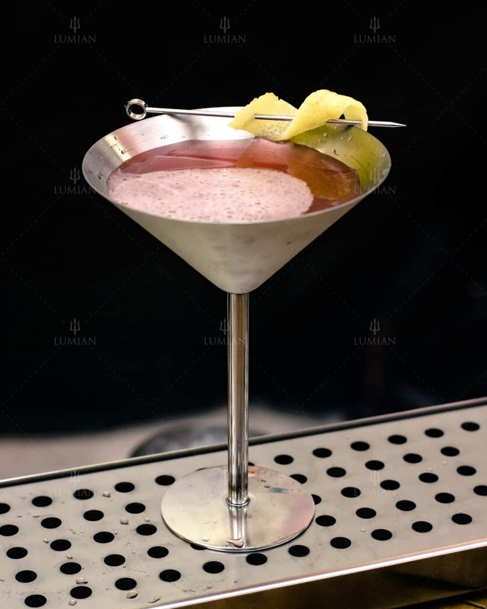 Martiniglas aus Metall mit Manhattan Cocktail