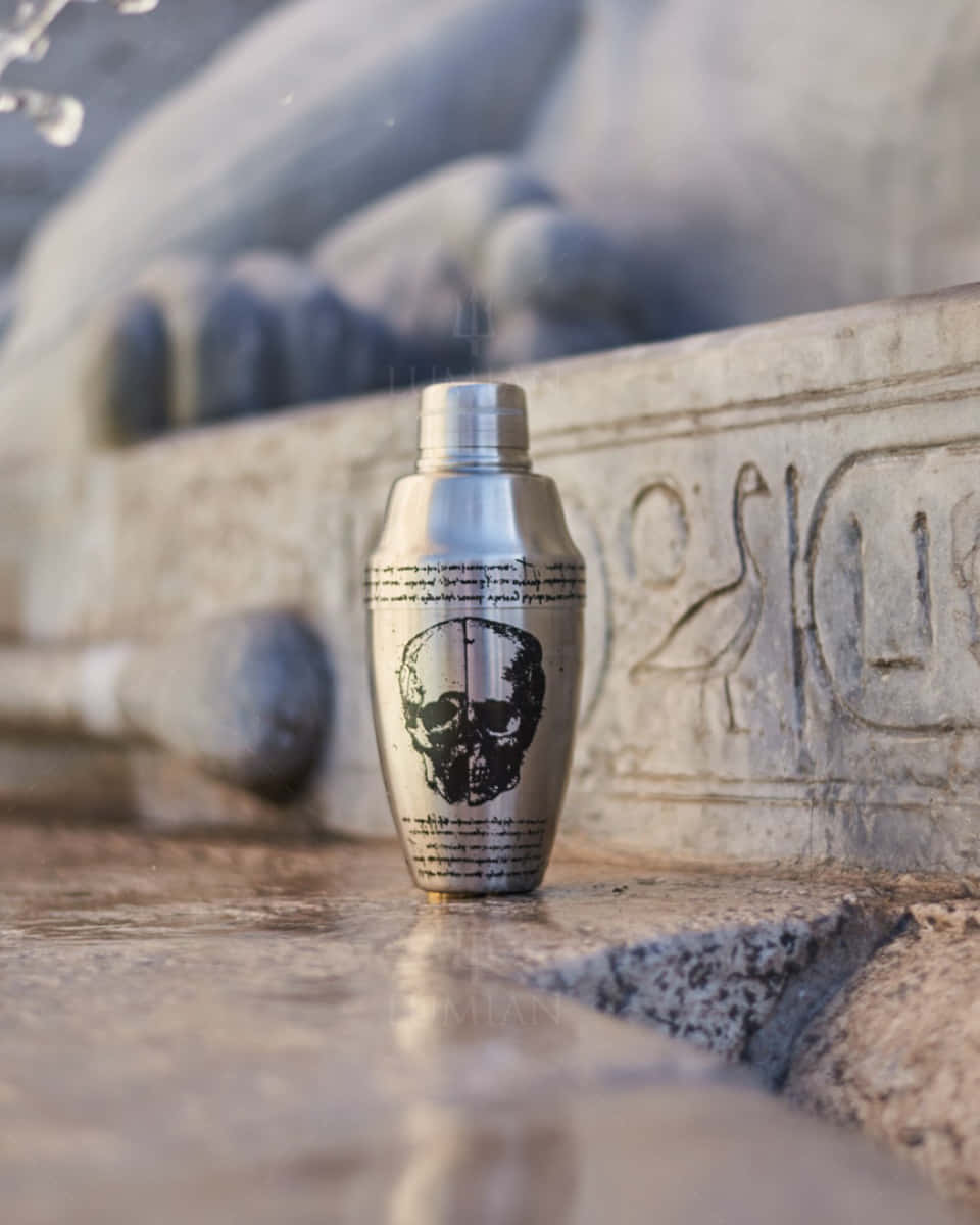 Dreiteiliger Cocktailshaker mit Totenkopf Tattoo Verzierung