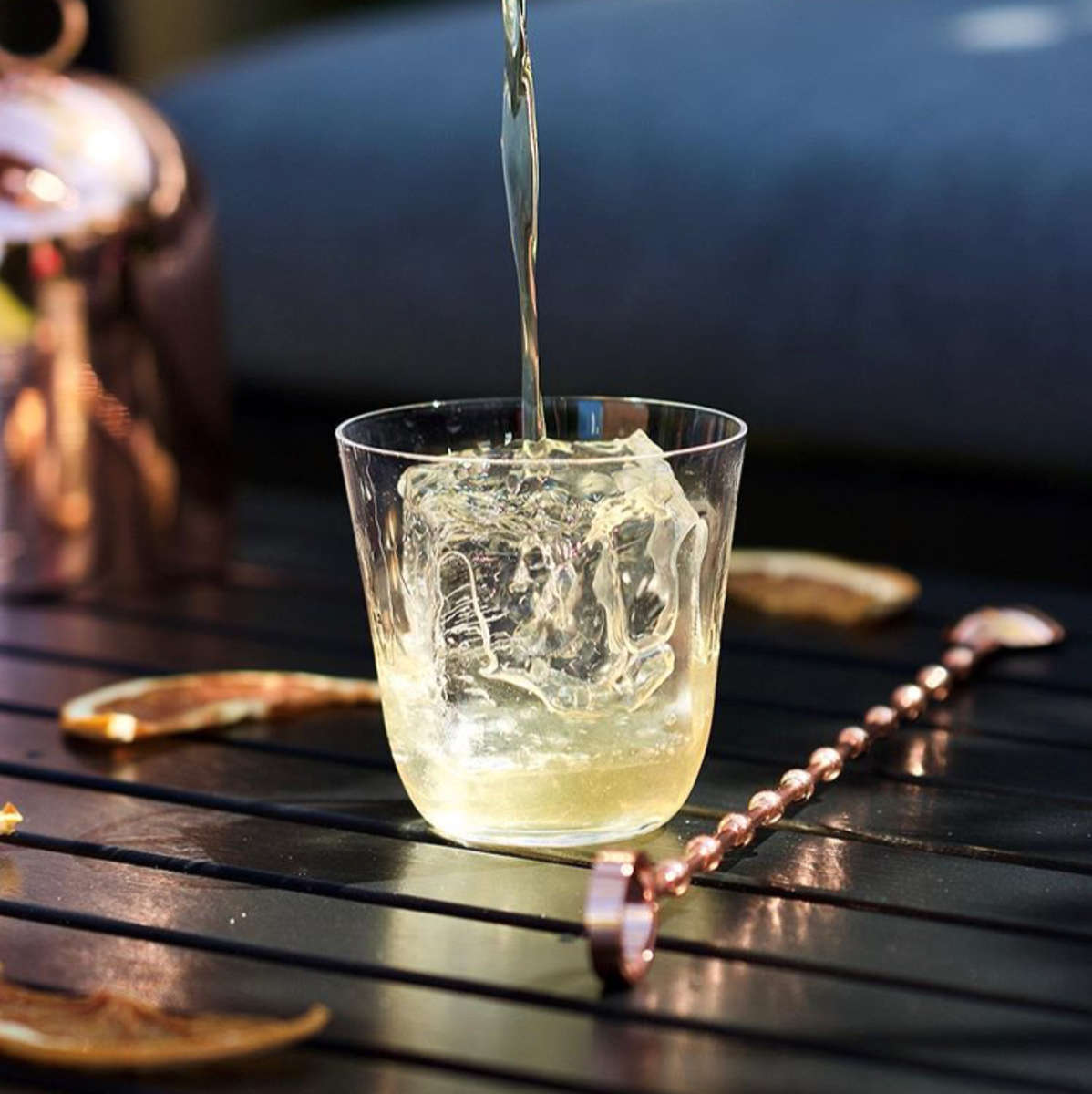 Ein Cocktail wird in ein Glas gegossen.