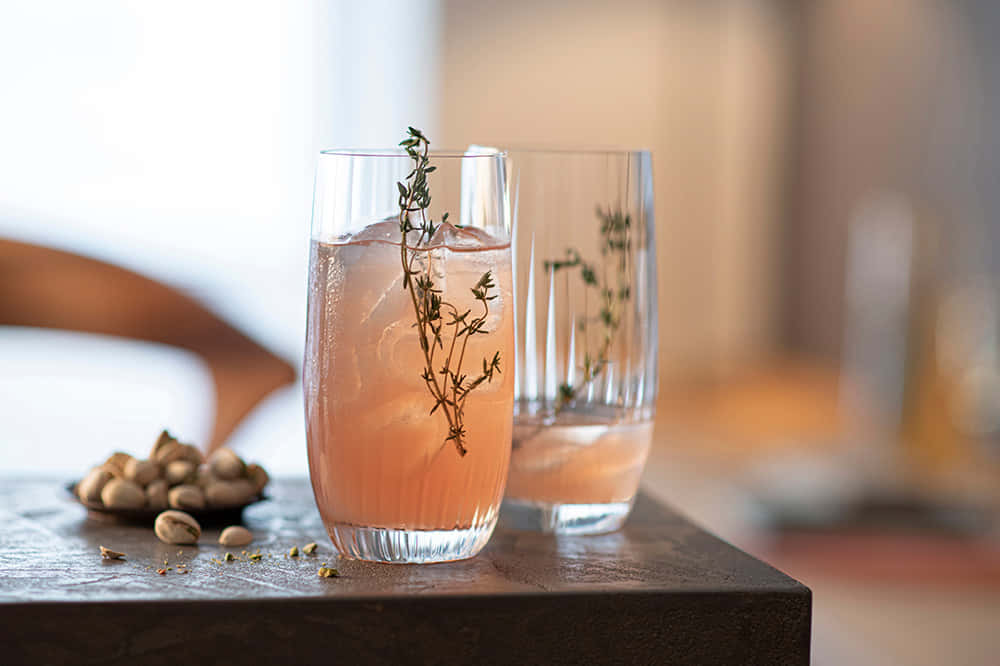 Longdrinkgläser für Cocktails auf Esstisch