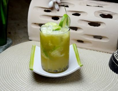 Caipirinha im Cocktailglas mit Unterteller
