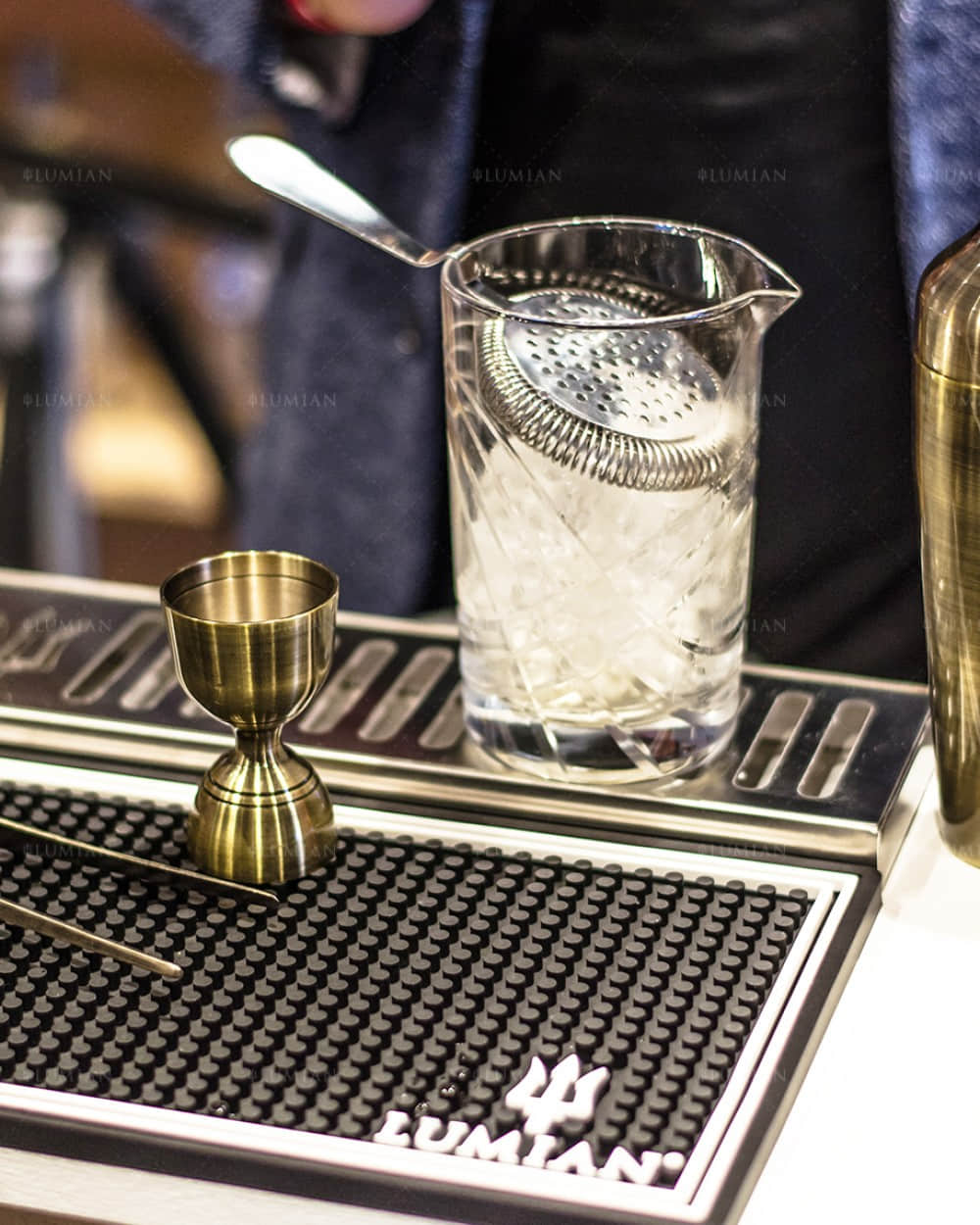 Cocktail Mixingglas mit Eiswürfeln 