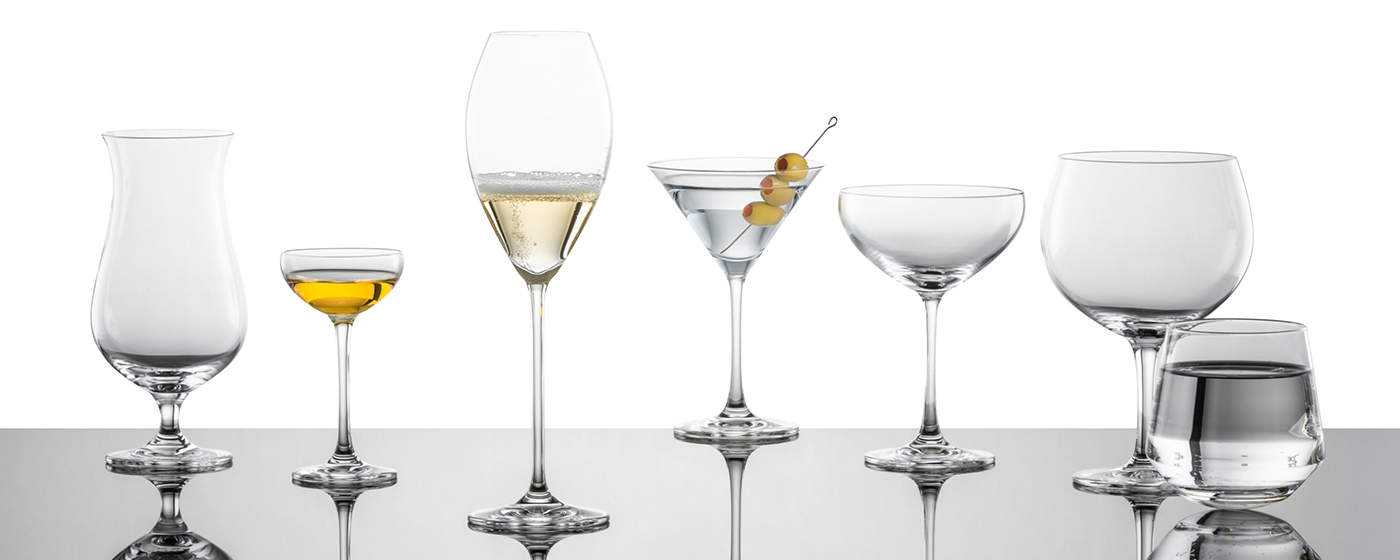 Sieben Spirituosen und Cocktailgläser aus der Serie Bar Special von Schott Zwiesel auf spiegelndem Untergrund