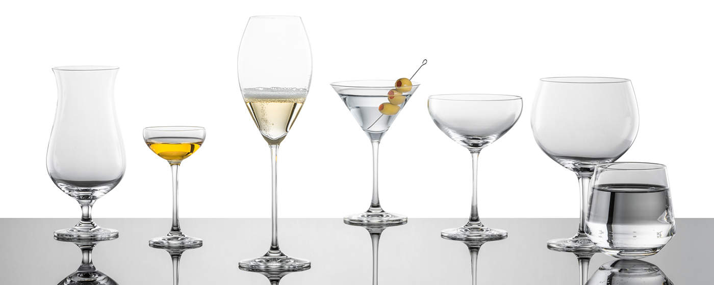 Bar Special Gläser von Schott Zwiesel Sieben Spirituosen und Cocktailgläser aus der Serie Bar Special von Schott Zwiesel auf spiegelndem Untergrund