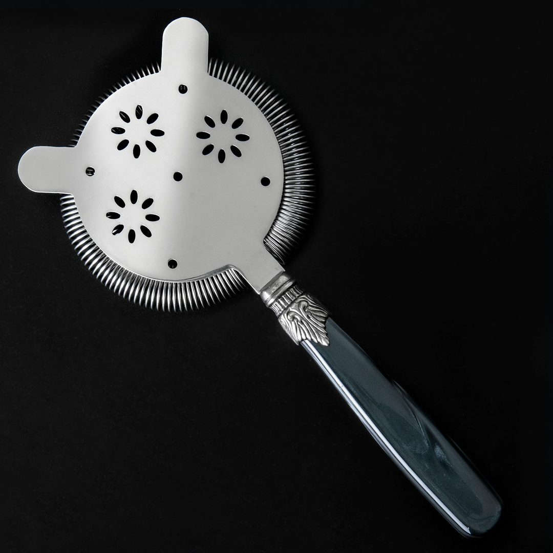 Rückseite des klassischen Barsiebs/Hawthorne Strainer aus Edelstahl zum Auflegen