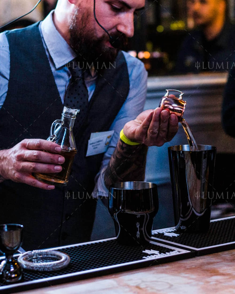 Cocktail mit Kupferbecher Barmaß mixen