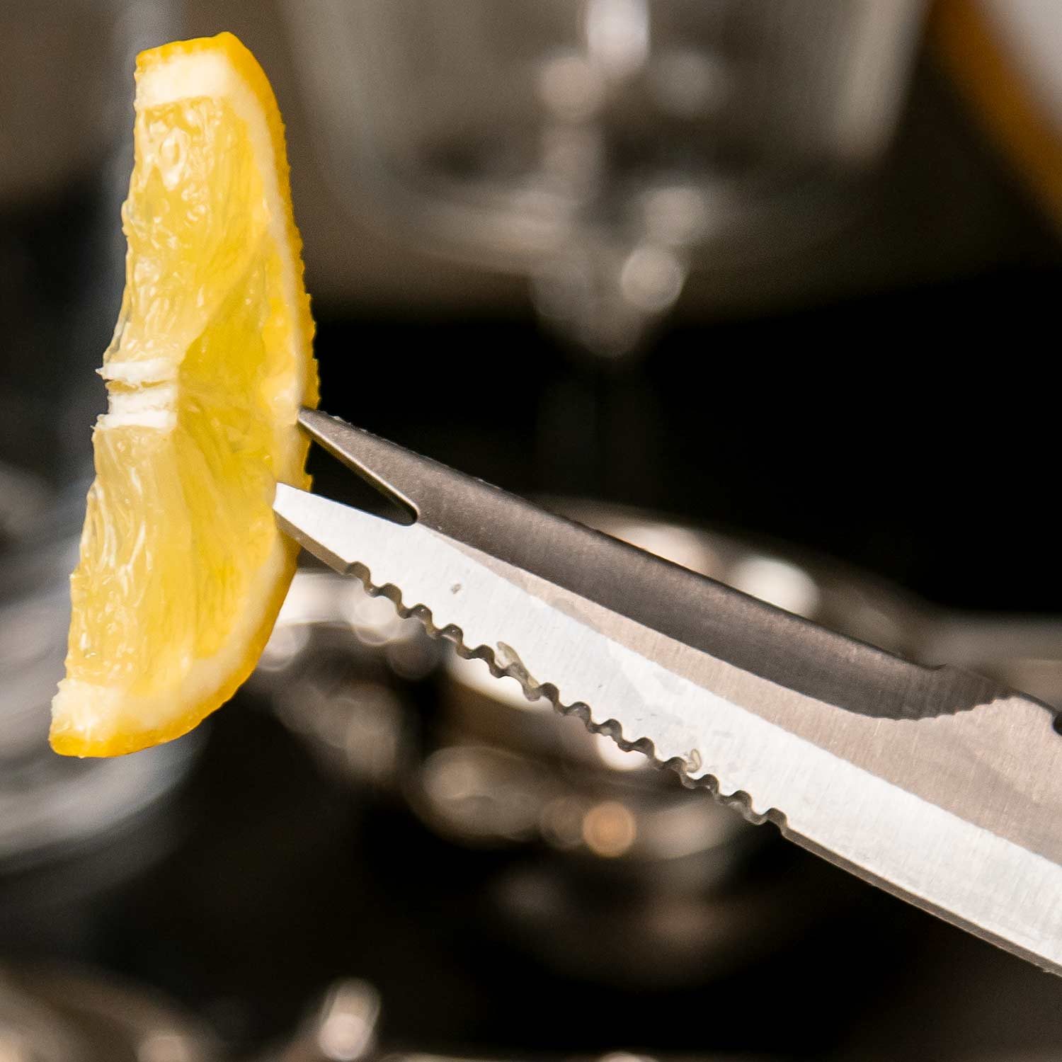 Zitronenscheibe mit Barmesser aufnehmen