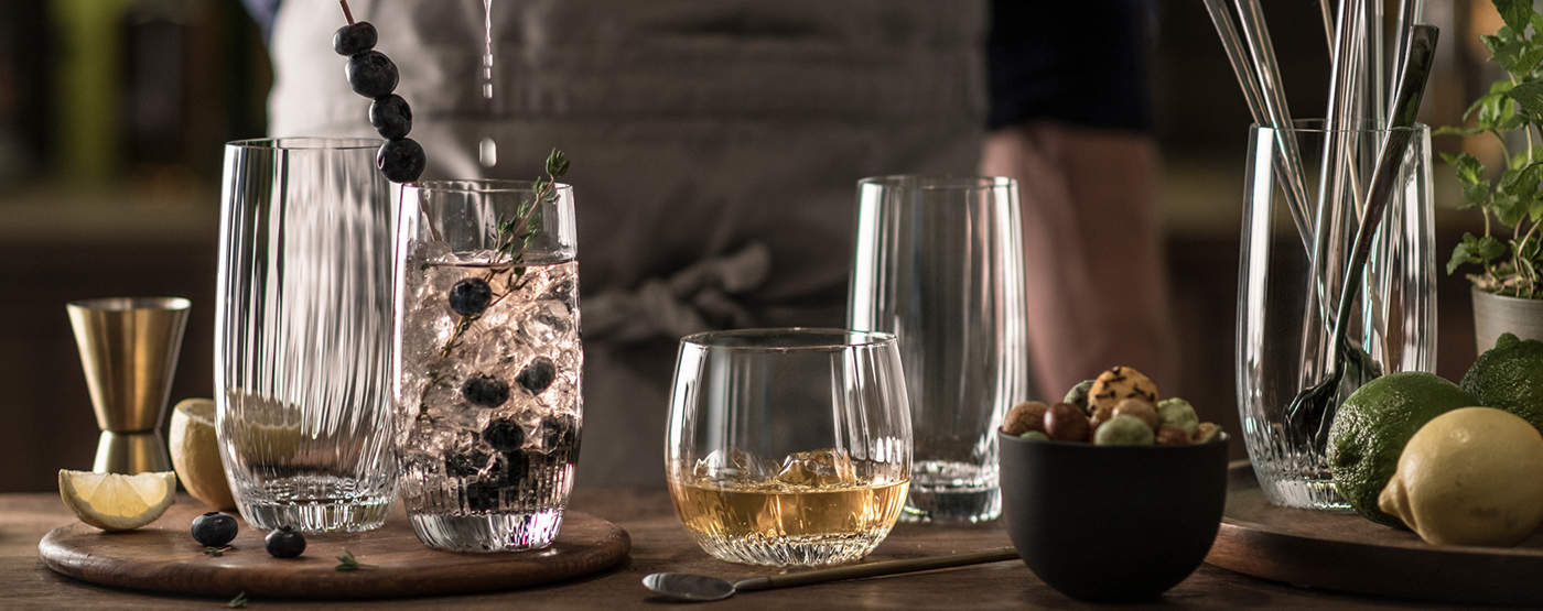 Melody Fortune Cocktailgläser Schott Zwiesel Tumbler und Longdrinkgläser Melody auf Cocktailbar mit Zitronen und Snacks