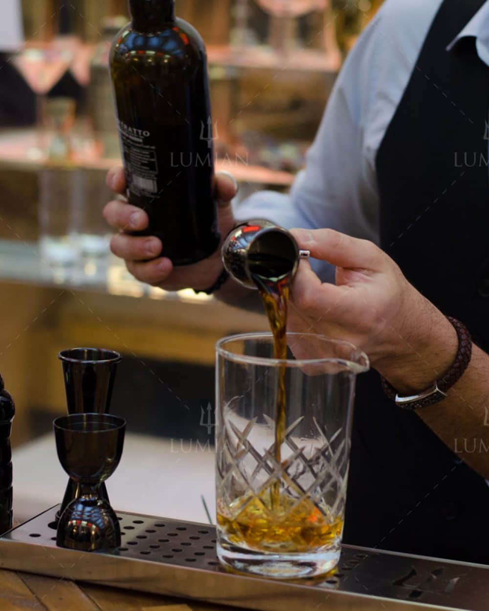 Cocktail mit schwarzem Kupferbecher Barmaß mixen