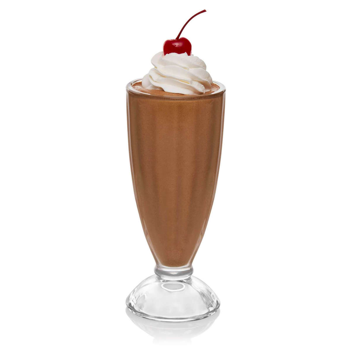 Schokoladen-Milchshake mit Kirsche im klassischen Milchshake Glas