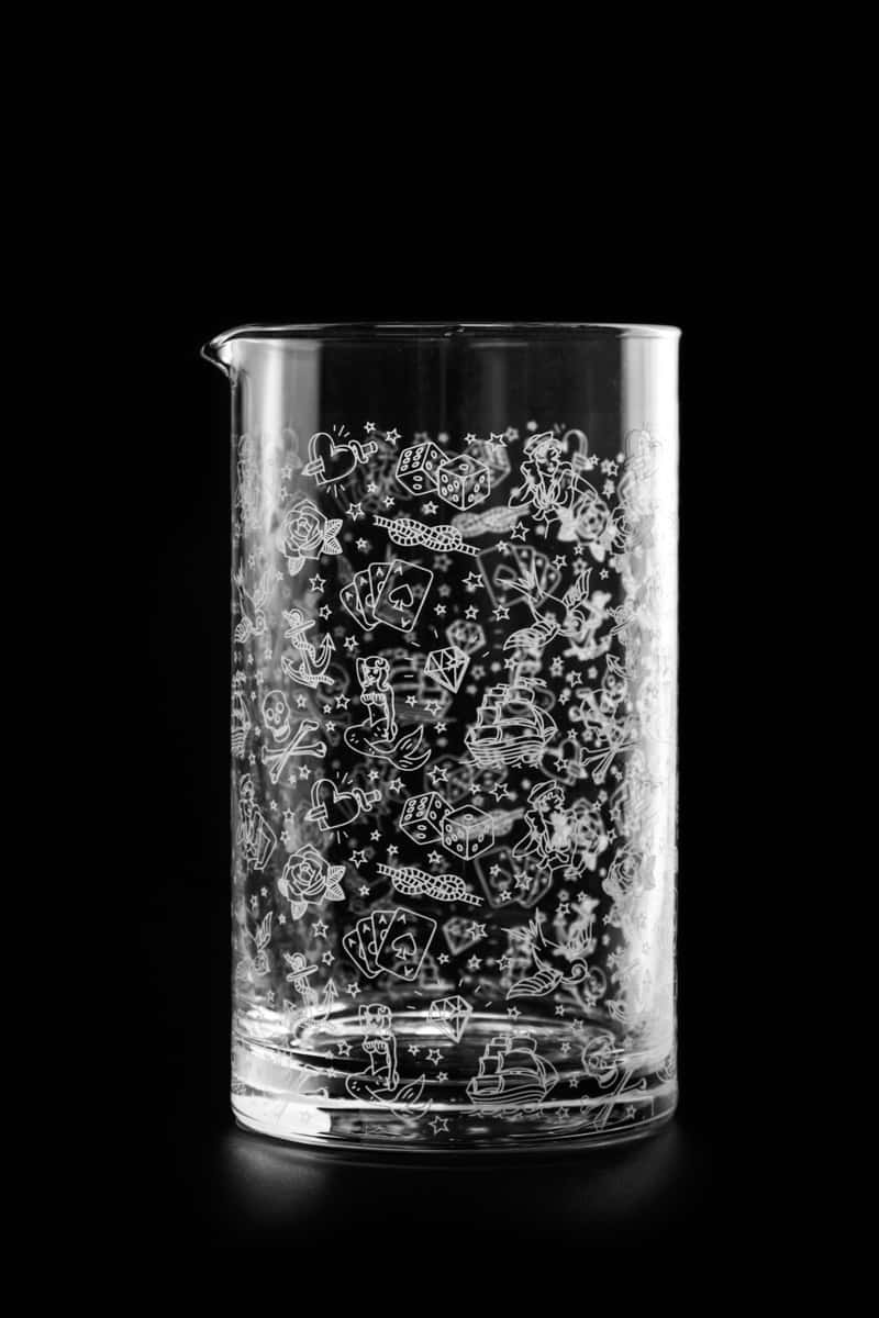 Cocktail Mixingglas mit Tattoo Motiven verziert