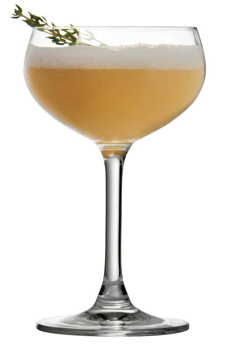 Retro Coupe Cocktailglas mit Cocktail gefüllt