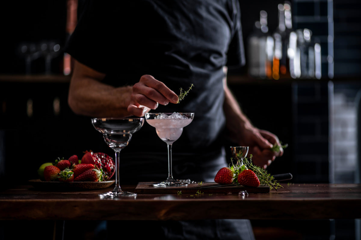 Barman beim Anrichten von Margaritas