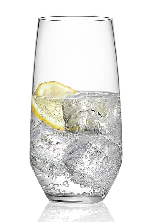 Mit Gin Tonic gefülltes Longdrinkglas