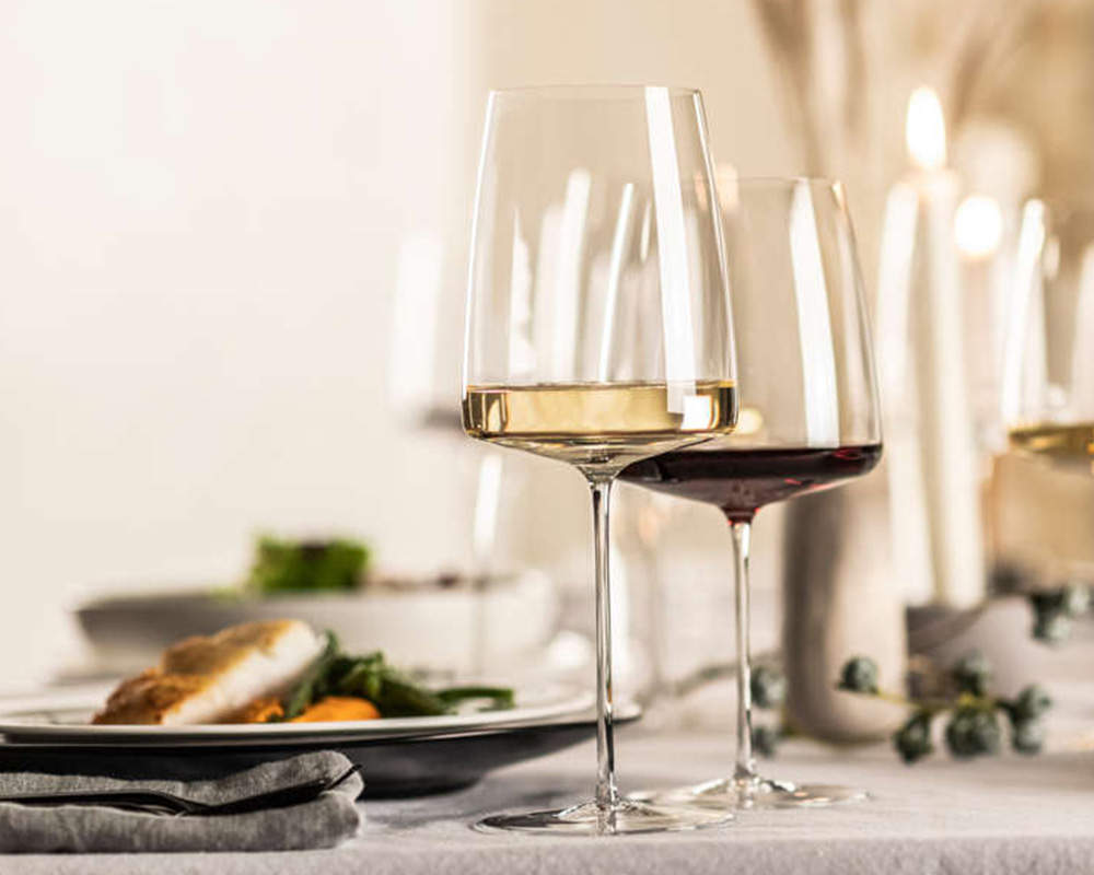 Handgefertigte Kristallglas Weingläser von Schott Zwiesel auf Esstisch