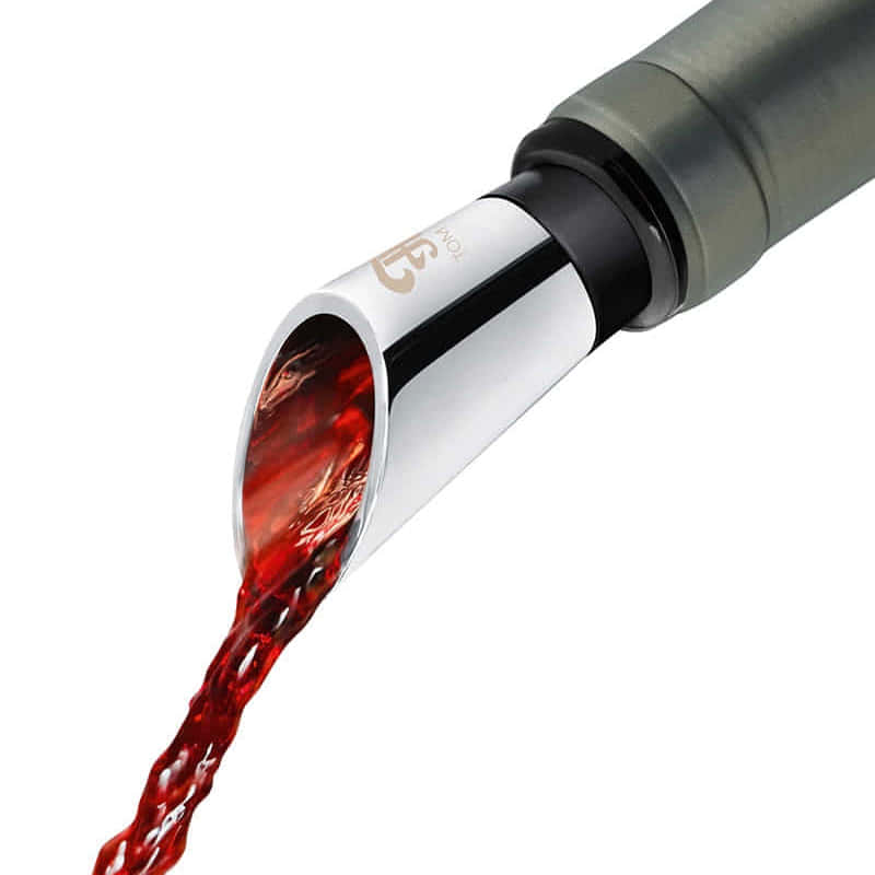 Rotwein wird durch einen silbernen Flaschenausgießer geschüttet