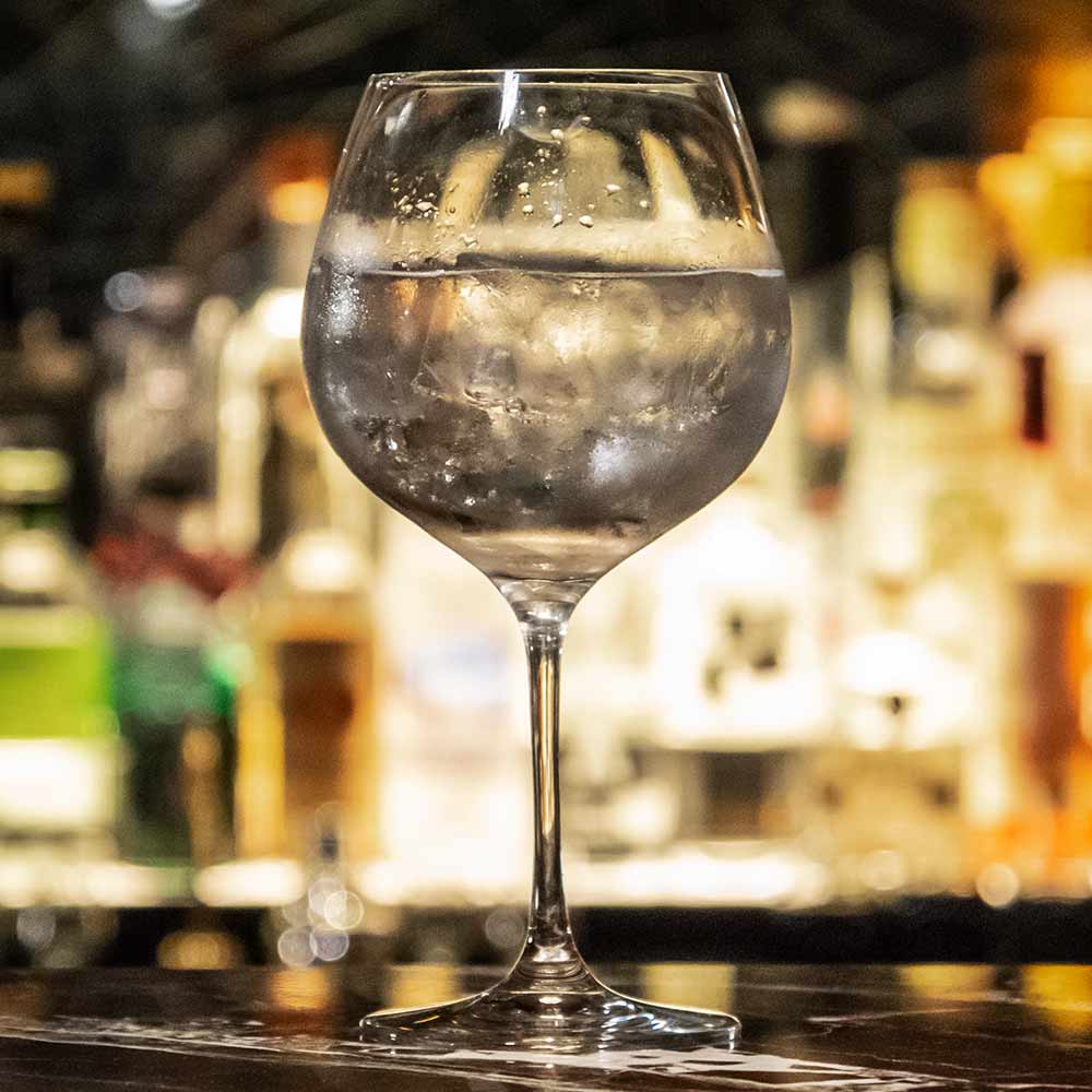 Gin Tonic Ballonglas auf Cocktailbar