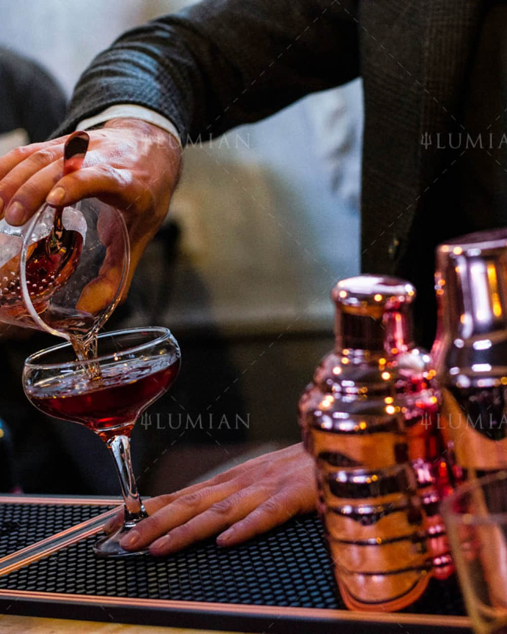 Kupferner Julep Strainer in Mixingglas. Cocktail eingießen