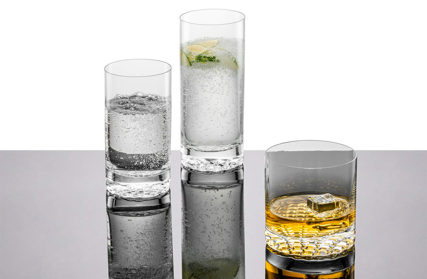 Tumbler und zwei Longdrinkgläser Perspective von Schott Zwiesel mit Drinks gefüllt stehen auf einem spiegelnden Untergrund