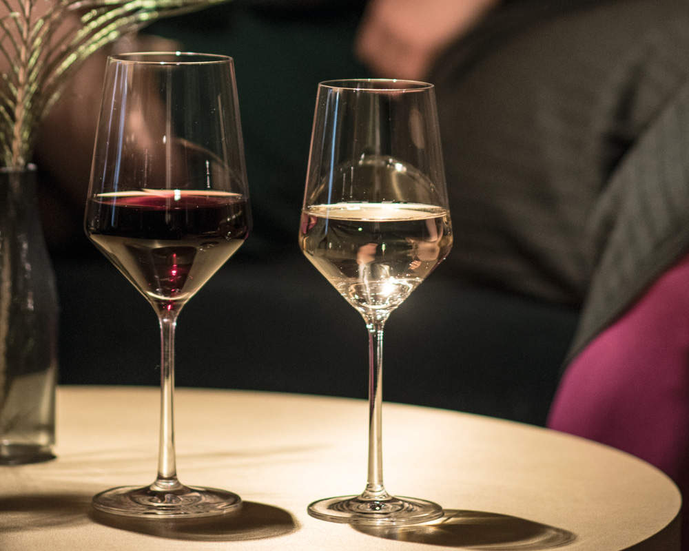 Zwei Kristallglas Weingläser  von Schott Zwiesel auf einem Tisch