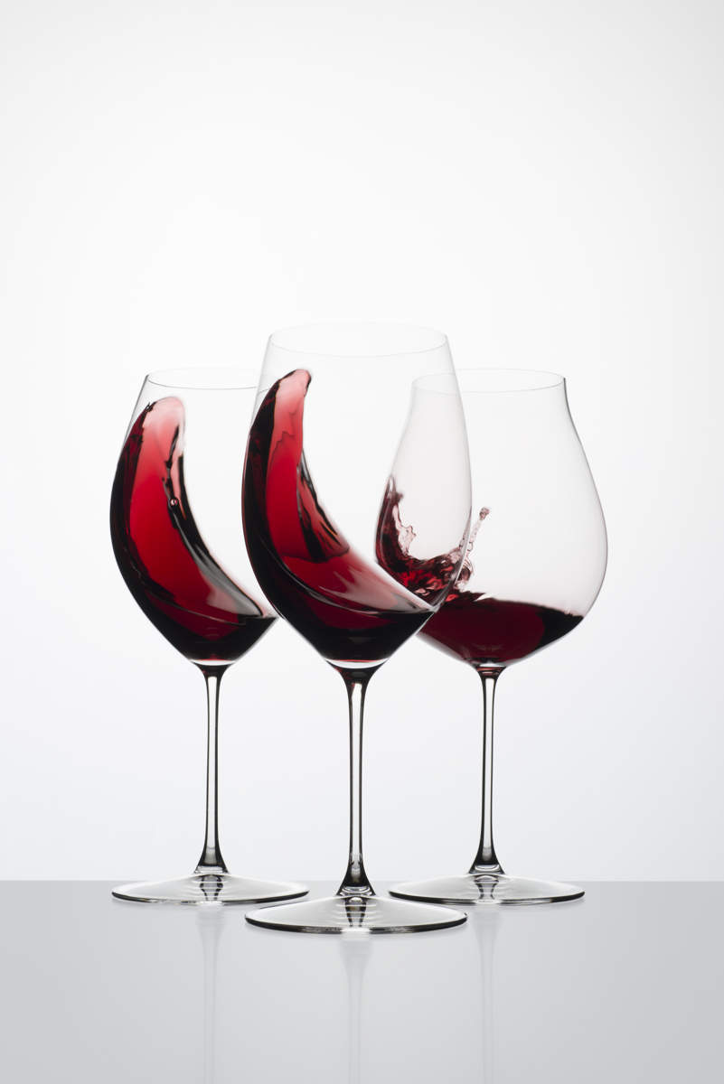 Rotwein wird geschwenkt in drei Weingläsern aus dem Riedel Glas Veritas Rotwein Tastingset