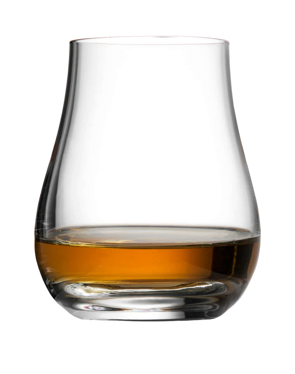 Großer Whiskytumbler in Tulpenform mit Whisky gefüllt