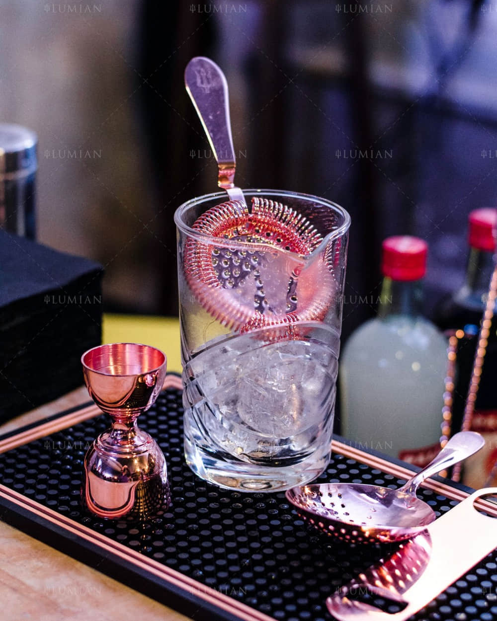 Kupferner Hawthorne Strainer in Cocktail Rührglas