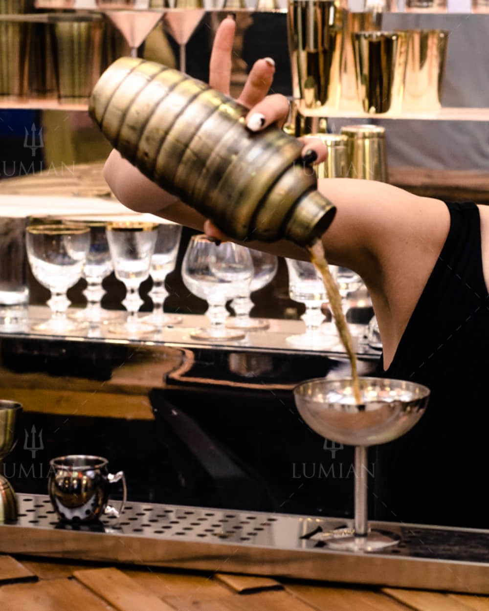 Cocktail in Champagnerkelch Getsby aus Edelstahl eingießen