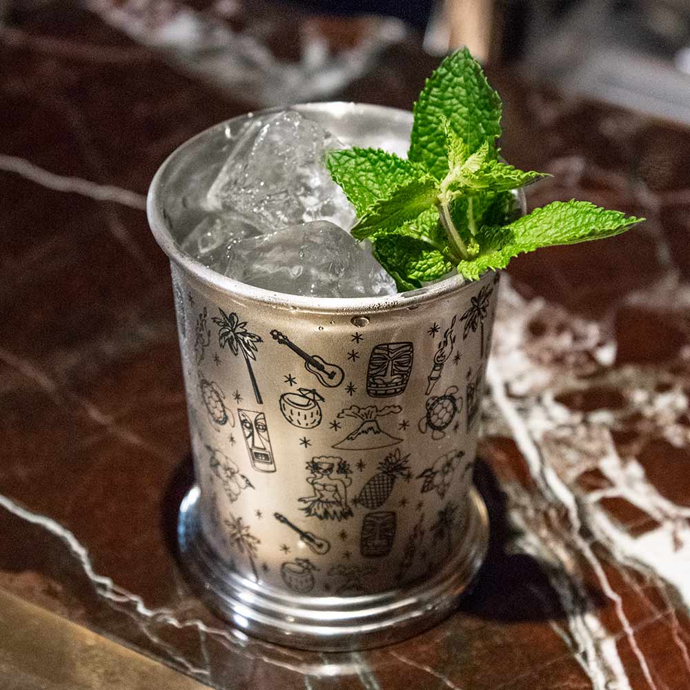 Julep Becher mit Tiki Verzierung und Mint Julep gefüllt