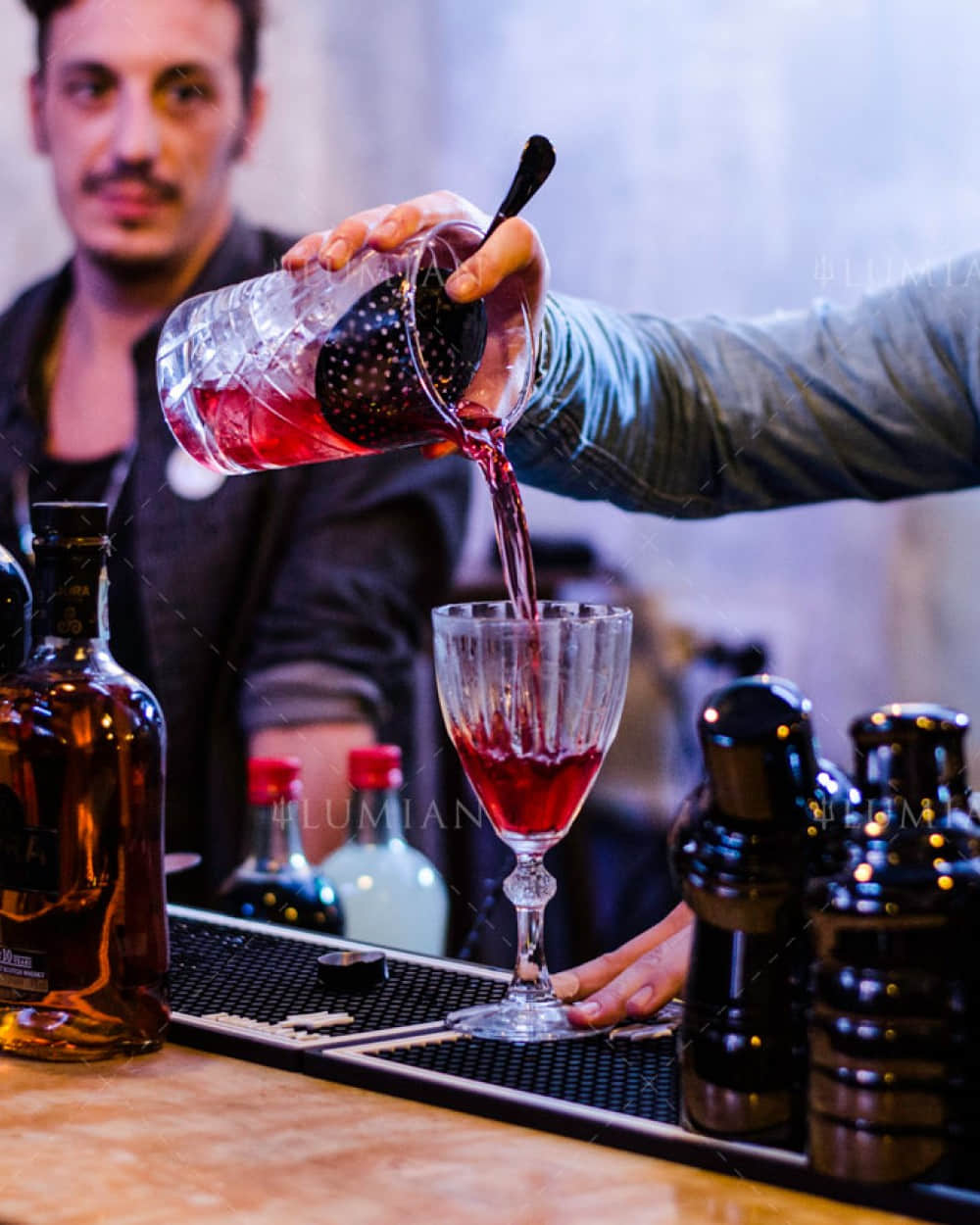 Schwarzer Julep Strainer in Mixingglas. Cocktail eingießen