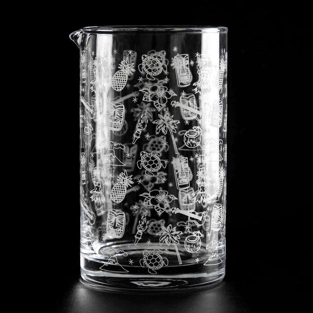 Cocktail-Rührglas mit Verzierungen im Tiki-Style von Urban Bar