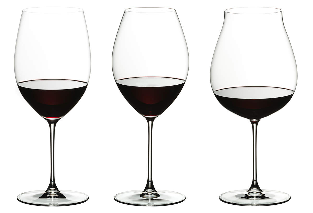 Drei Rotweingläser mit Wein gefüllt aus dem Riedel Glas Veritas Rotwein Verkostungsset