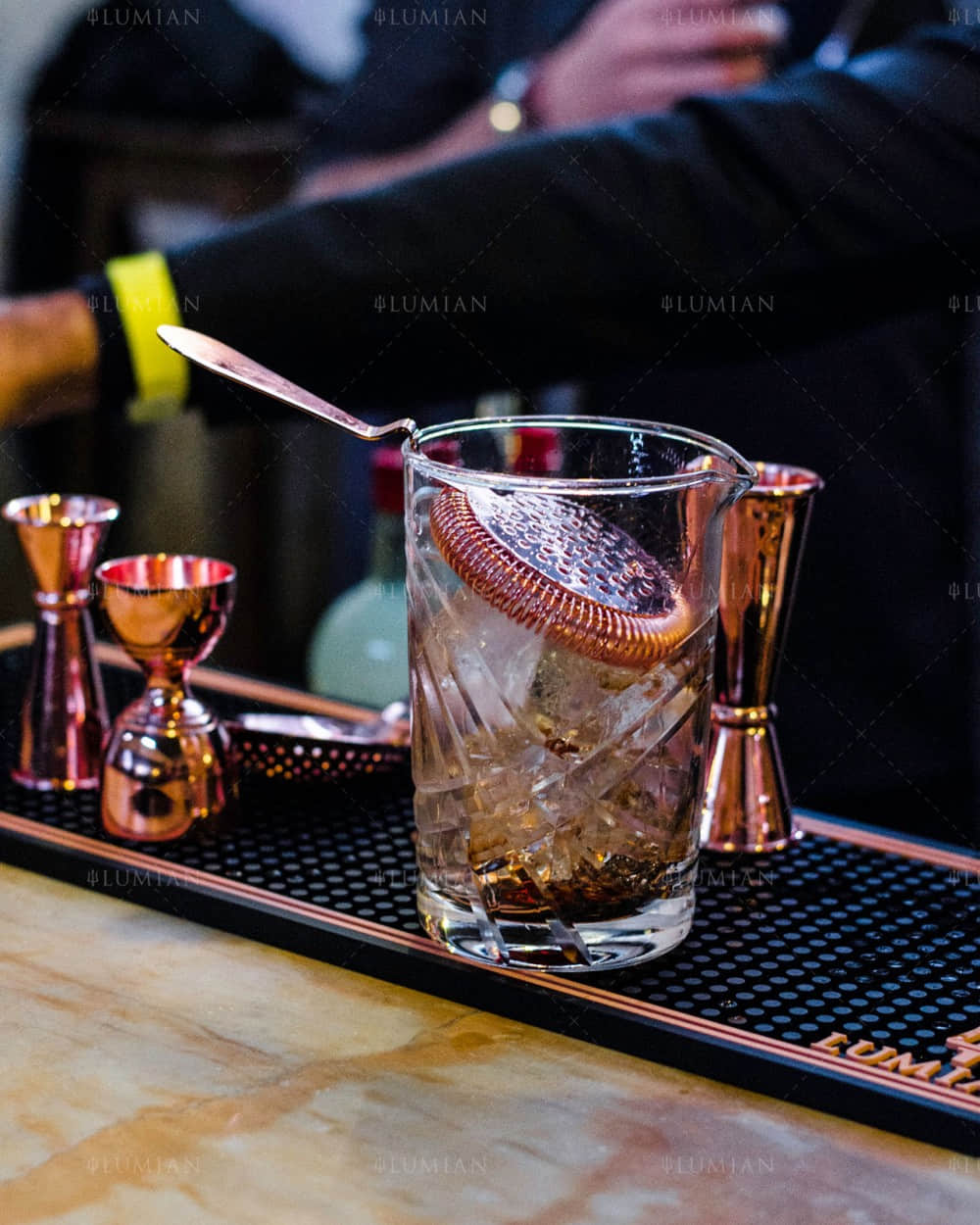 Kupfernes Barsieb liegt in Cocktail Rührglas