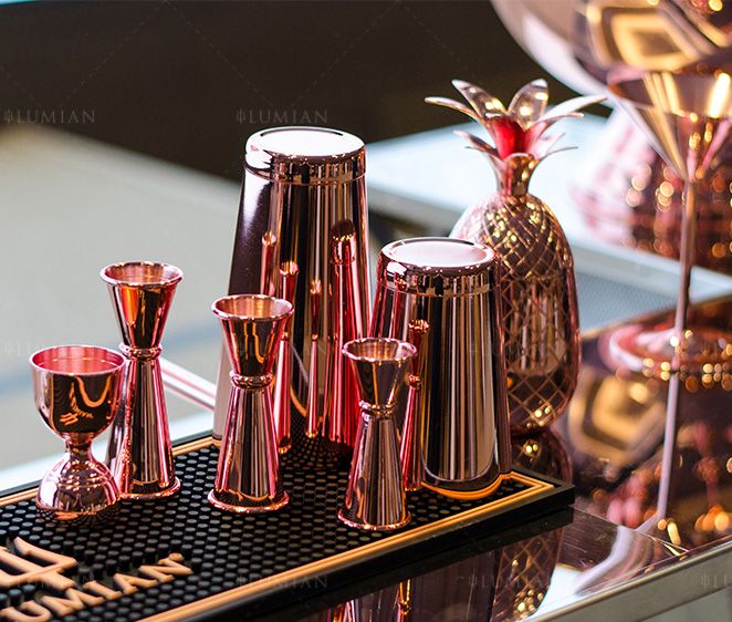 Barzubehör für Cocktails in Farbe Kupfer Kupferfarbenes Bar Zubehör auf Theke