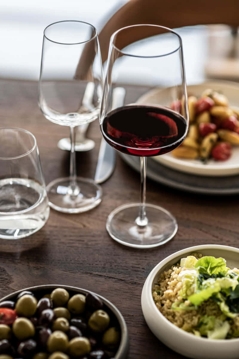 Schott Zwiesel Vervino Bordeauxglas auf Esstisch Schott Zwiesel Vervino Bordeauxglas auf Esstisch