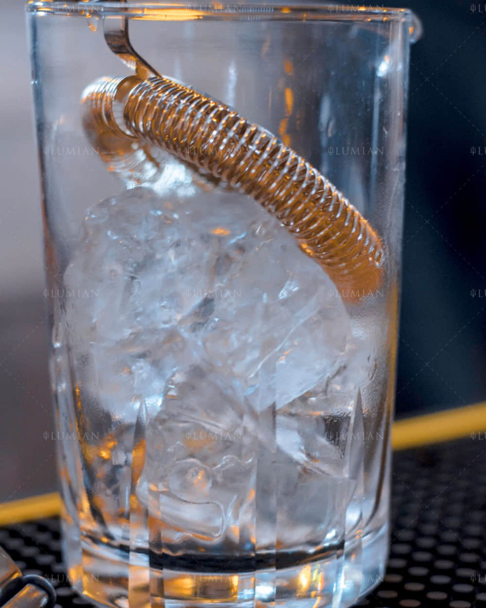 Goldener Hawthorne Strainer in Cocktail Rührglas