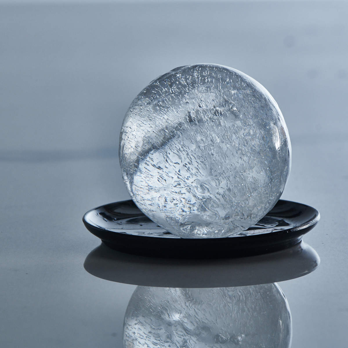 Eiswürfelform mit Deckel – Platin Silikon –  große Kugeln | 2 x 6 cm