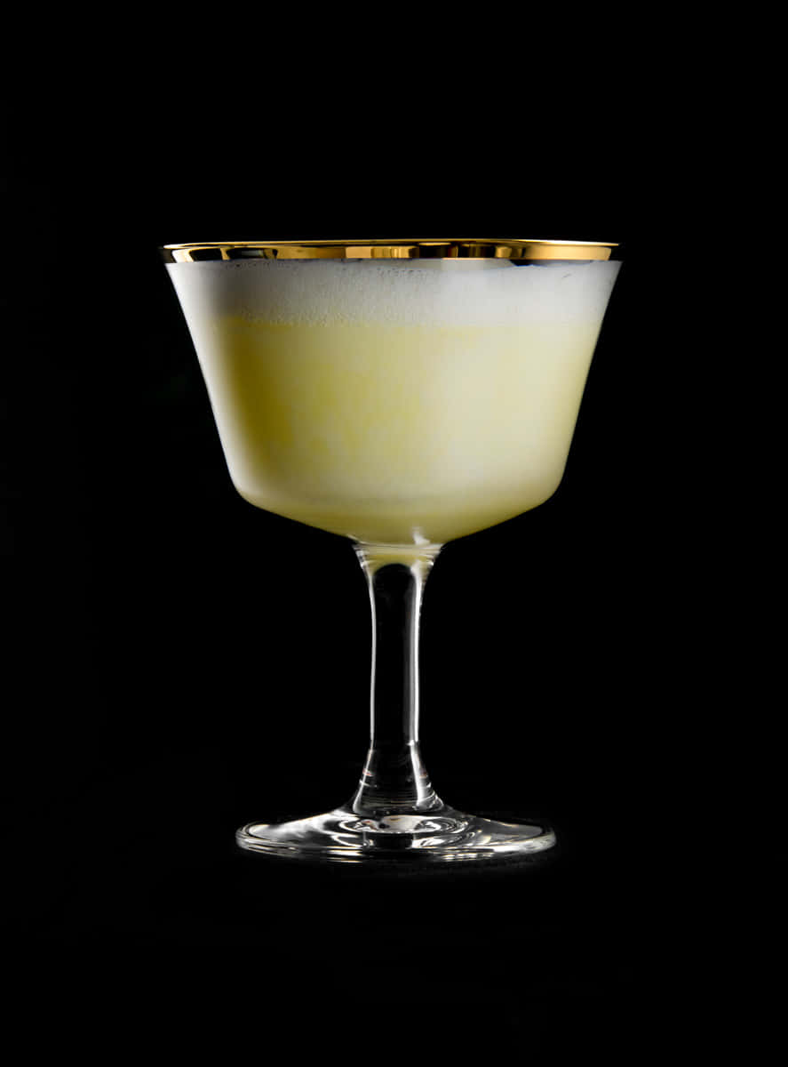 Fizz Cocktailglas mit Goldrand und Cocktail gefüllt